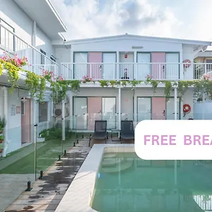 Surf Boutique Backpackers - Free Breakfast Hostel Gold Coast