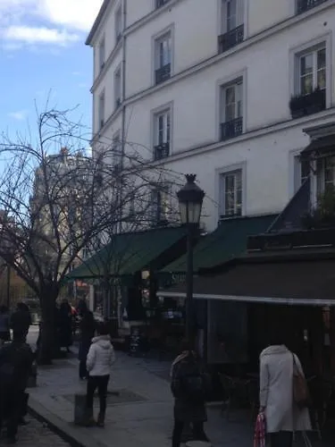 **  Hotel Esmeralda Paris France